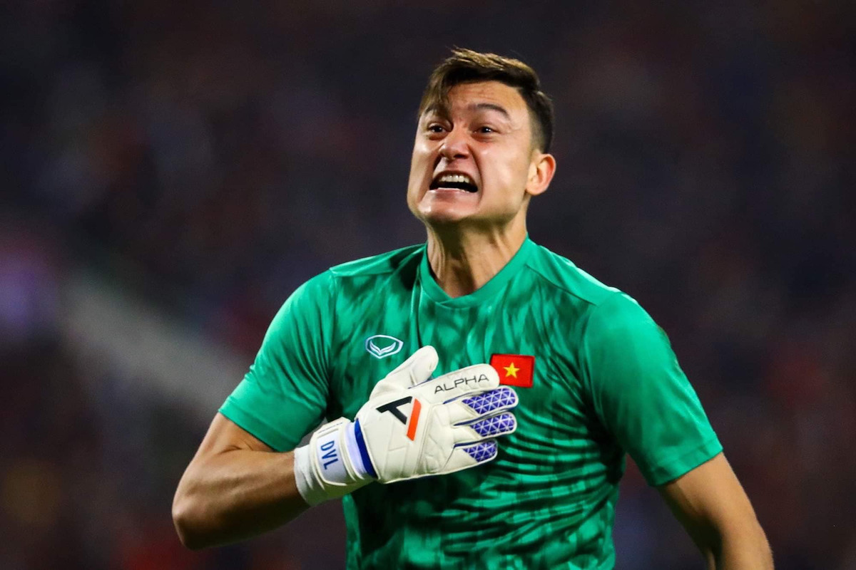 Nhìn chung lại, có vẻ giữa tâm bão lộ tin nhắn nhạy cảm với gái lạ, Văn Lâm khá bình thản và không ảnh hưởng đến cuộc sống của chàng thủ môn Việt kiều.