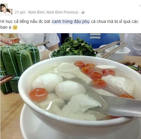 Kệ cho mọi người bàn tán nhận xét đủ kiểu, mà đa số là chê bai, tỏ ra sợ hãi, chủ nhân bát canh rươi vẫn cảm thấy món mình chế ra đặc biệt vô cùng.
