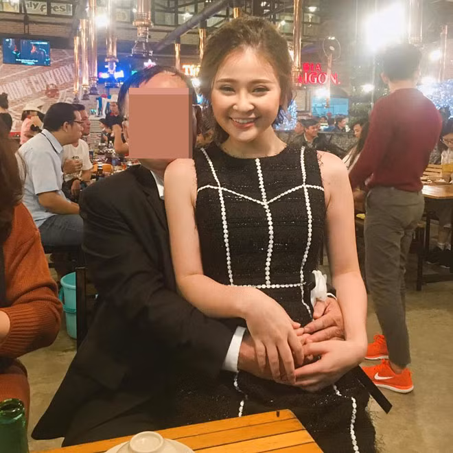 Thế nhưng, điều khiến nữ sinh 9X Đà Nẵng này được quan tâm hơn cả không phải là dung nhan hơn người ấy mà còn vì một vài hình ảnh thân mật chụp cùng người đàn ông lớn tuổi. Cô bị đồn thổi là “cặp kè” đại gia để có tiền đóng học. Từng trải nghiệm sự rắc rối vì nổi tiếng bất thình lình trên mạng xã hội nên Thảo Nguyên đã học được cách im lặng và bỏ qua. Tuy nhiên, những tin đồn mới nhất liên quan đến danh dự người thân nên cô quyết định lên tiếng giải thích.