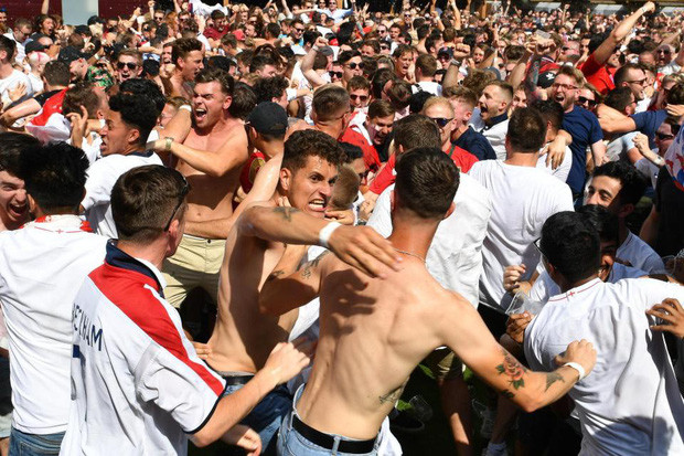 Với chiến thắng khá thuyết phục trước Thụy Điển, các CĐV ĐT Anh đã mở tiệc ăn mừng không chỉ tại Nga mà còn chính tại những fanzone ở khắp nơi trên thế giới