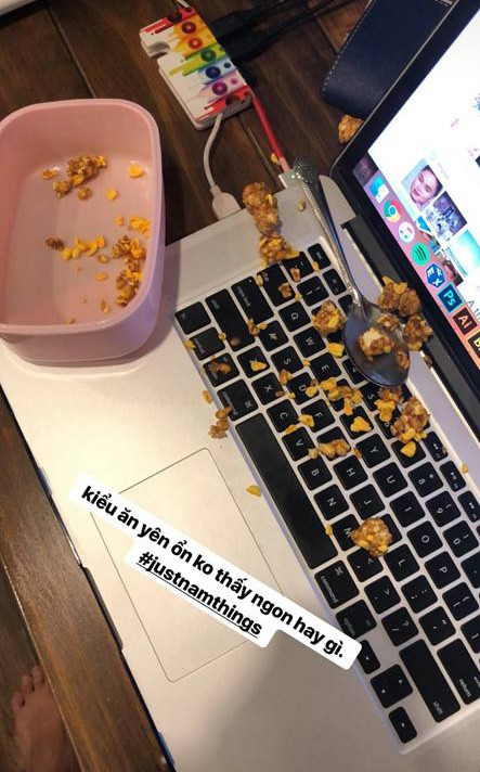 Không hiểu trời xui đất khiến thế nào mà bất cứ thứ gì anh chàng này động vào cũng sẽ phải khác đi một chút so với hình hài ban đầu. Uống nước thì bể li, nướng bánh thì cháy khét, cầm cái cục sạc điện thoại cũng vô tình làm rớt vô tô mì.