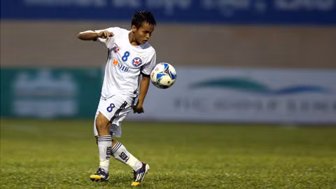 A Mít là cầu thủ đang khoác áo SHB Đà Nẵng, so với nhiều cầu thủ cùng lứa được HLV Hoàng Anh Tuấn gọi lên U20 Việt Nam, cầu thủ người Bana này có ưu thế vượt trội, nếu không nói là hơn hẳn về trình độ. Ảnh: Zing