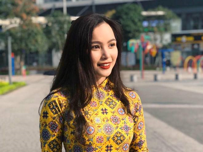 Đây không phải lần đầu tiên Phương Linh được tặng hoa Nguyên thủ Quốc gia. 9X từng làm lễ tân phục vụ cho Hội nghị WEF ASEAN diễn ra vào tháng 9 năm ngoái.