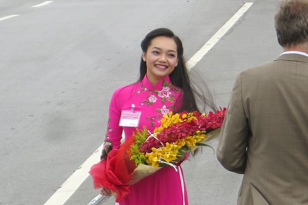 Mỹ Linh từng tham dự và đạt giải khuyến khích Olympic tiếng anh toàn quốc lần thứ 8. Cô bạn này còn tích cực tham gia vào các hoạt động Đoàn của trường, lớp. Hiện tại, Mỹ Linh là Bí thư lớp và ủy viên Hội sinh viên khoa Ngôn ngữ học.