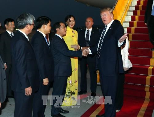 Chiều tối 11/11/2017, Tổng thống Mỹ Donald Trump từ Đà Nẵng đến Hà Nội, bắt đầu chuyến thăm chính thức Việt Nam. Nữ sinh được chọn tặng hoa tổng thống Mỹ là Phạm Ngọc Hà My, 21 tuổi.