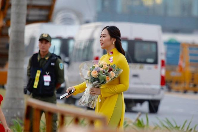 Hà My tốt nghiệp tốt nghiệp trường THPT chuyên Hà Nội - Amsterdam, và là sinh viên Học viện Ngoại giao. Cô bạn này có thể giao tiếp thành thạo bằng cả tiếng Anh và tiếng Pháp. Từ nhỏ 9X đã yêu thích và đam mê ngôn ngữ.