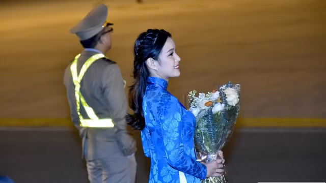 Lê Thị Phương Linh, sinh viên khoa Luật Quốc tế, Học viện Ngoại giao Việt Nam là cô gái vừa được vinh dự tặng hoa Nguyên thủ Quốc gia Mỹ - Donald Trump trong chuyến công du tới Việt Nam dự Hội nghị thượng đỉnh Mỹ-Triều.