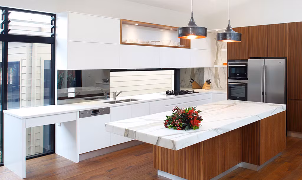 Không đặt bếp ở trung tâm của nhà: Đây là điều tốt kỵ trong phong thủy phong bếp cần tránh. Bởi, “Trung Cung” là nơi được xem là cung bị động, nơi mà mạch khí phải được ổn định và bình an. Nên nếu bếp được đạt ở vị trí này sẽ gây ra sự không ổn định trong nhà, còn người khi sức khỏe không tốt, thường xuyên gặp khó khăn. 