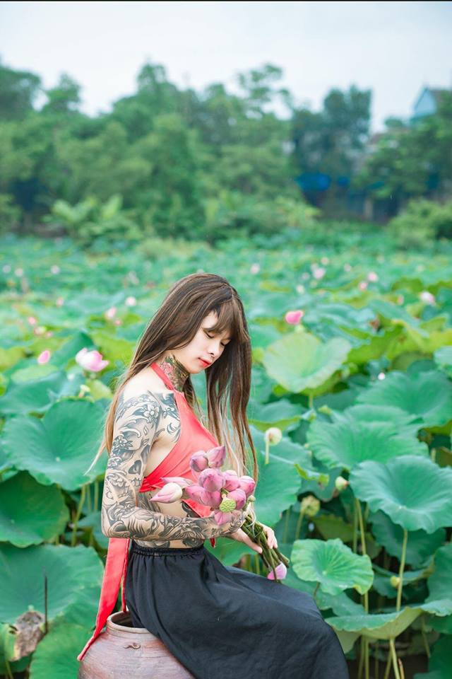 Góc ảnh dịu dàng của Tuấn Lâm trong áo yếm, bên hồ sen.