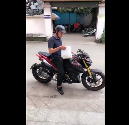 Đã có rất nhiều bạn trẻ "nổi tiếng" trong cộng đồng mạng nhờ ngoại hình ưa nhìn cùng công việc đơn giản như chạy xe ôm công nghệ, bán hàng ăn vặt và shipper... Mới đây hội chị em mê trai đẹp lại được phen thổn thức với clip ghi lại hình ảnh của anh chàng shipper được mệnh danh là "soái ca giao hàng".