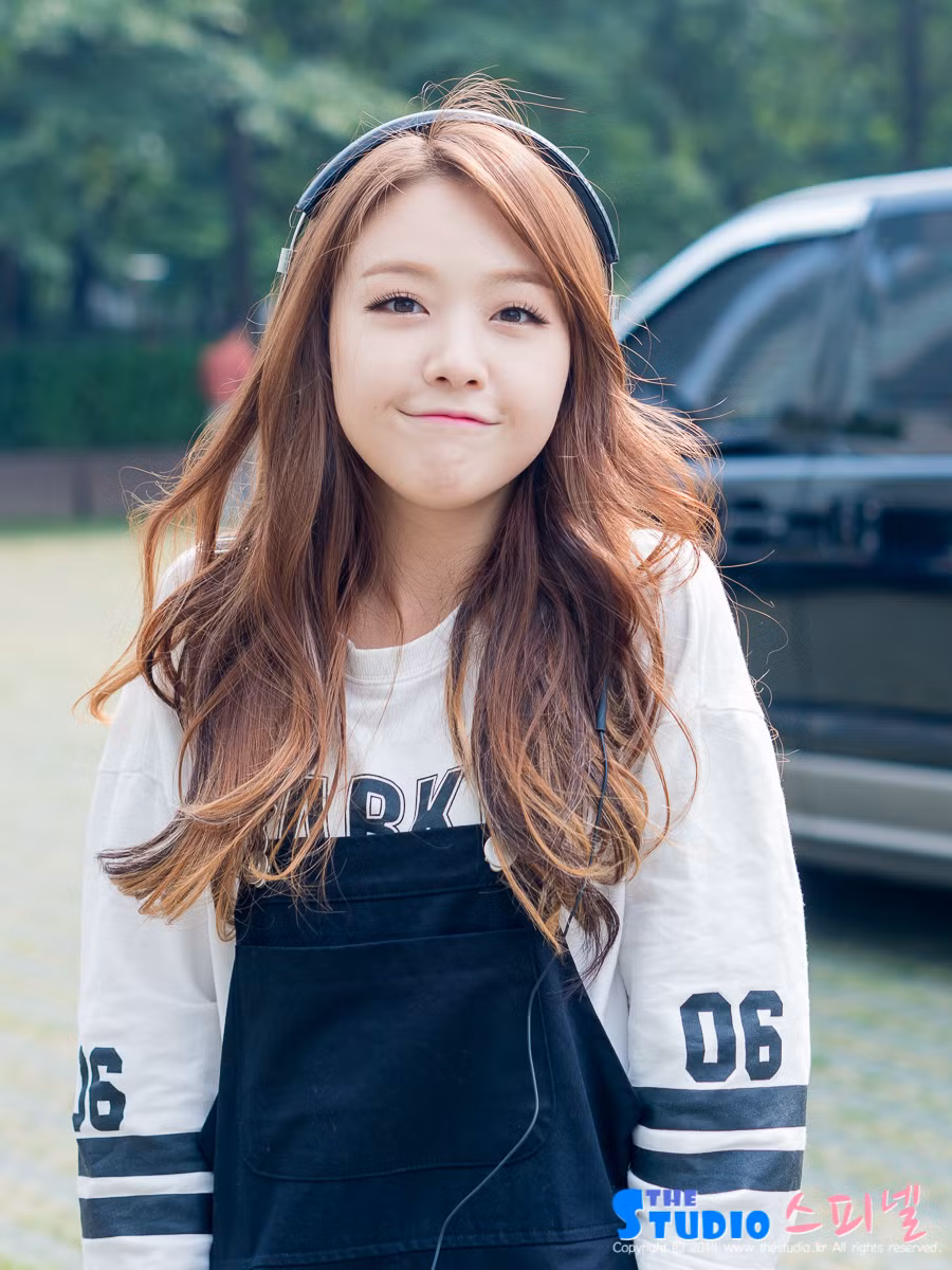 Cùng ngắm nhan sắc của cô bạn gái kiêm ca sĩ xinh đẹp của tuyển thủ Hàn Quốc - Son Heung Min.