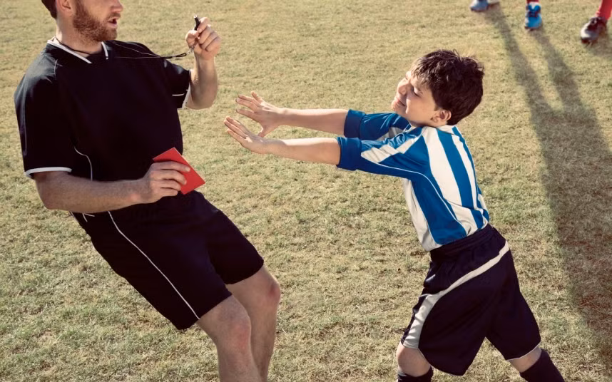 Bức ảnh trên miêu tả hành động của Paolo di Canio vào năm 1998 khi cầu thủ này van xin trọng tài Paul Alcock không rút thẻ đỏ với mình.