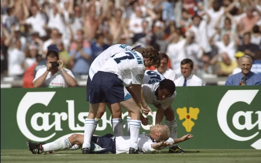 Hành động phun nước vào mặt tái hiện sự kiện Paul Gascoigne được tiếp đãi bằng rượu khi đến một phòng khám nha khoa trong chuyến du lịch tại Hong Kong. Paul Gascoigne là cầu thủ rất mê rượu và thường xuyên say xỉn. Thông qua bức ảnh trên, George Logan muốn bọn trẻ nên tránh xa những chất kích thích.