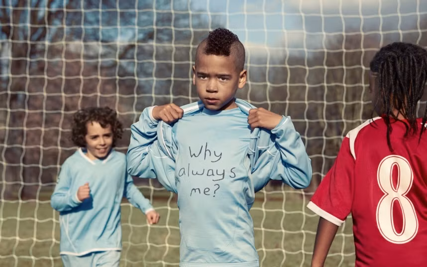 Trong trận đấu giữa Man City và Man United, sau khi ghi bàn vào lưới của Man United, cầu thủ Balotelli đã kéo áo lên và khoe dòng chữ: "Tại sao vẫn là tôi”.