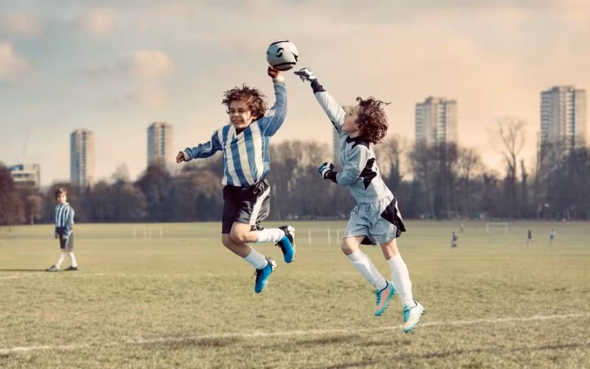 Diego Maradona được nhắc đến với hình ảnh “bàn tay của Chúa” trong bàn thắng ghi bàn bằng tay vào lưới của ĐT Anh năm 1986.