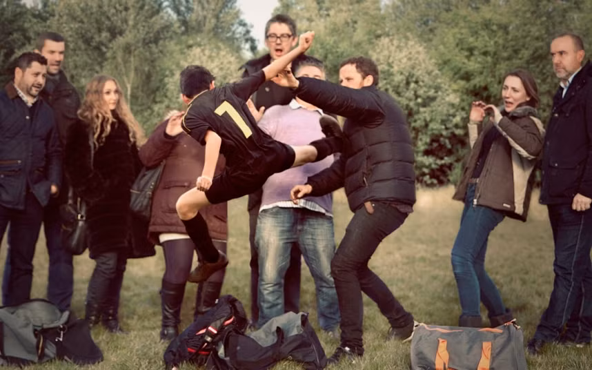 Hình ảnh của Eric Cantona tấn công các CĐV của Crystal Palace khiến nhiều người không thể quên được. Hậu quả là, Cantona đã bị cấm thi đấu 9 tháng.