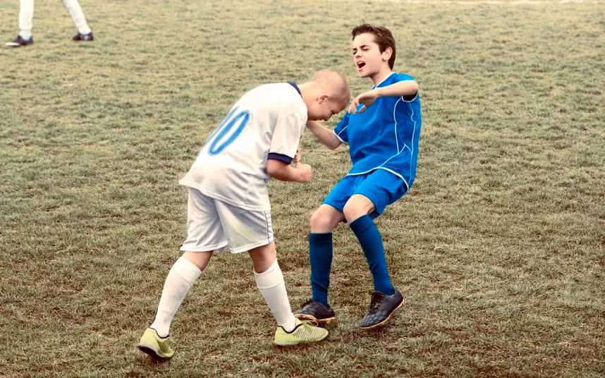 Pha húc đầu của Zinedine Zidane với Marco Materazzi là hình ảnh xấu của bóng đá thế giới.