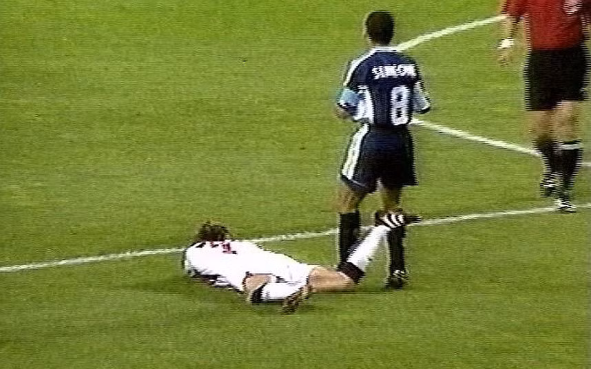 Qua bức ảnh này, nhiếp ảnh gia George Logan muốn gửi thông điệp với bọn trẻ rằng hãy làm người hùng trên sân cỏ và đừng làm một kịch sĩ vì như vậy chúng sẽ hiểu được đâu là sự sòng phẳng.