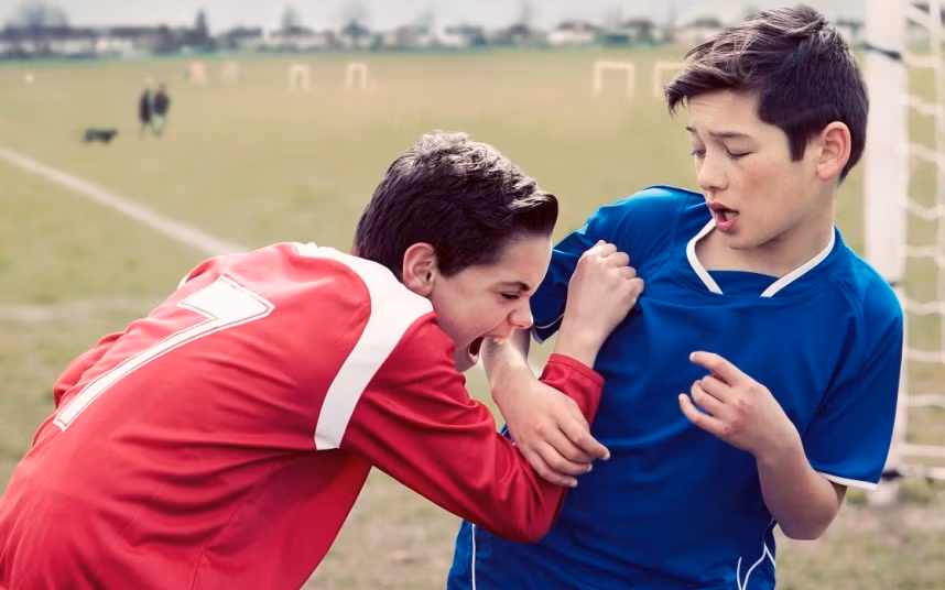 Chắc hẳn nhiều người còn nhớ hình ảnh Luis Suarez cắn Branislav Ivanovic trong trận đấu giữa Liverpool và Chelsea tại Premier League mùa giải 2013/2014.