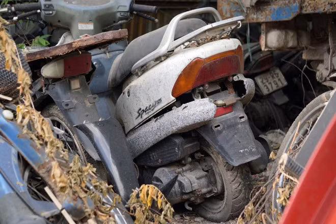 Tại bãi xe Nam Trung Yên (Cầu Giấy, Hà Nội), hàng nghìn xe máy tồn đọng nhiều năm qua, trong đó có nhiều dòng xe đắt tiền như SH, Spacy, PS, @... và xe phân khối lớn. Qua nhiều năm, những phương tiện này hư hỏng nhiều bộ phận.