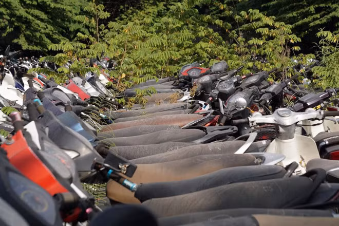 Bộ Công an vừa có đề xuất giải pháp, xử lý đối với phương tiện quá thời hạn chấp hành quyết định xử phạt hành chính. Theo quy định, quá thời hạn 30 ngày mà chủ phương tiện không đến nhận, không có lý do chính đáng thì cơ quan có thẩm quyền ra quyết định tịch thu, bán đấu giá.