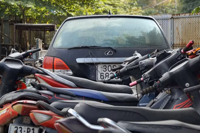 Cũng tại các bãi giữ xe vi phạm này, có hàng loạt ô tô sang trọng, đắt tiền cũng đắp chiếu, vô chủ như: Lexus, Porsche, Camry...