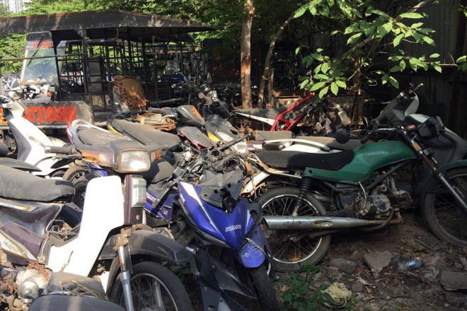 Trong buổi họp Ủy ban Pháp luật ngày 12/12 vừa qua, đại diện Bộ Công an thông tin từ năm 2013 đến tháng 9/2019, công an các đơn vị, địa phương đã tạm giữ hơn 4,2 triệu phương tiện giao thông đường bộ. Trong đó, gần 249.000 ô tô, gần 4 triệu mô tô. Tính đến tháng 9/2019, tại công an các đơn vị địa phương còn tồn đọng 136.989 phương tiện giao thông đường bộ vi phạm hành chính quá thời hạn bị tạm giữ chưa xử lý được, với 722 ô tô, hơn 134.000 mô tô, 19.000 phương tiện chưa xác định được chủ sở hữu.