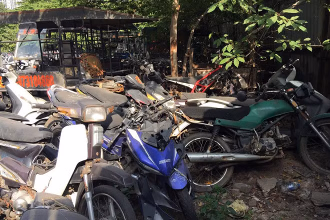 Trong buổi họp Ủy ban Pháp luật ngày 12/12 vừa qua, đại diện Bộ Công an thông tin từ năm 2013 đến tháng 9/2019, công an các đơn vị, địa phương đã tạm giữ hơn 4,2 triệu phương tiện giao thông đường bộ. Trong đó, gần 249.000 ô tô, gần 4 triệu mô tô. Tính đến tháng 9/2019, tại công an các đơn vị địa phương còn tồn đọng 136.989 phương tiện giao thông đường bộ vi phạm hành chính quá thời hạn bị tạm giữ chưa xử lý được, với 722 ô tô, hơn 134.000 mô tô, 19.000 phương tiện chưa xác định được chủ sở hữu.