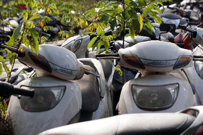 Ghi nhận của phóng viên tại bãi xe vi phạm Nam Trung Yên (Cầu Giấy), Vĩnh Tuy (Hai Bà Trưng), bãi giữ xe Hà Giang... hàng nghìn ô tô, xe máy đắp chiếu nhiều năm. Đa số, những phương tiện này hư hỏng, cũ nát.a