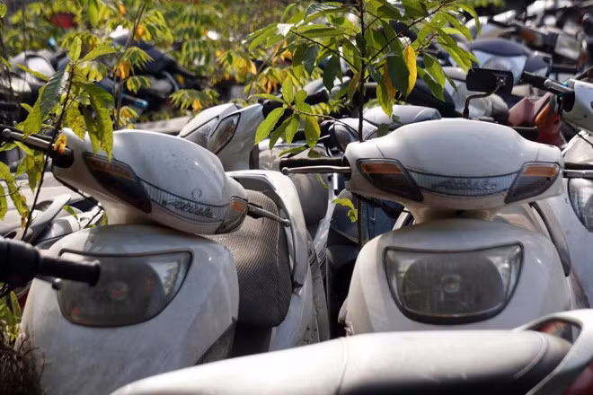 Ghi nhận của phóng viên tại bãi xe vi phạm Nam Trung Yên (Cầu Giấy), Vĩnh Tuy (Hai Bà Trưng), bãi giữ xe Hà Giang... hàng nghìn ô tô, xe máy đắp chiếu nhiều năm. Đa số, những phương tiện này hư hỏng, cũ nát.a