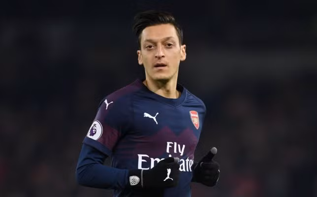 Đã có tin đồn rằng Ozil sẽ ra đi vào tháng Giêng với Inter Milan được cho là một trong số những người theo đuổi, tuy nhiên anh dự định ở lại và chiến đấu cho vị trí của mình.
