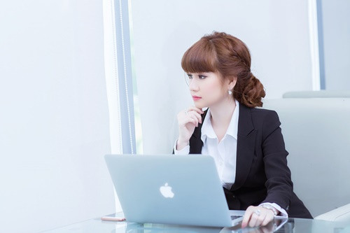 Dù chưa có nhiều tên tuổi trên thị trường nhưng N.H cũng gặt hái được kha khá thành công về lĩnh vực này. Cô thường xuyên khoe sự thành công của mình trên mạng xã hội để chứng tỏ bản thân cũng như làm nhiều người ngưỡng mộ.