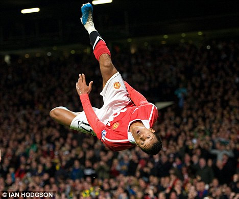 Mở hàng cho những màn ăn mừng bàn thắng ấn tượng của các sao bóng đá thế giới đó là màn ăn mừng của tiền vệ Nani. Sau khi có được bàn thắng, cầu thủ người Bồ Đào Nha này thường xuyên thể hiện màn san-to nhiều vòng trên không. Ảnh: Ian Hodgson.