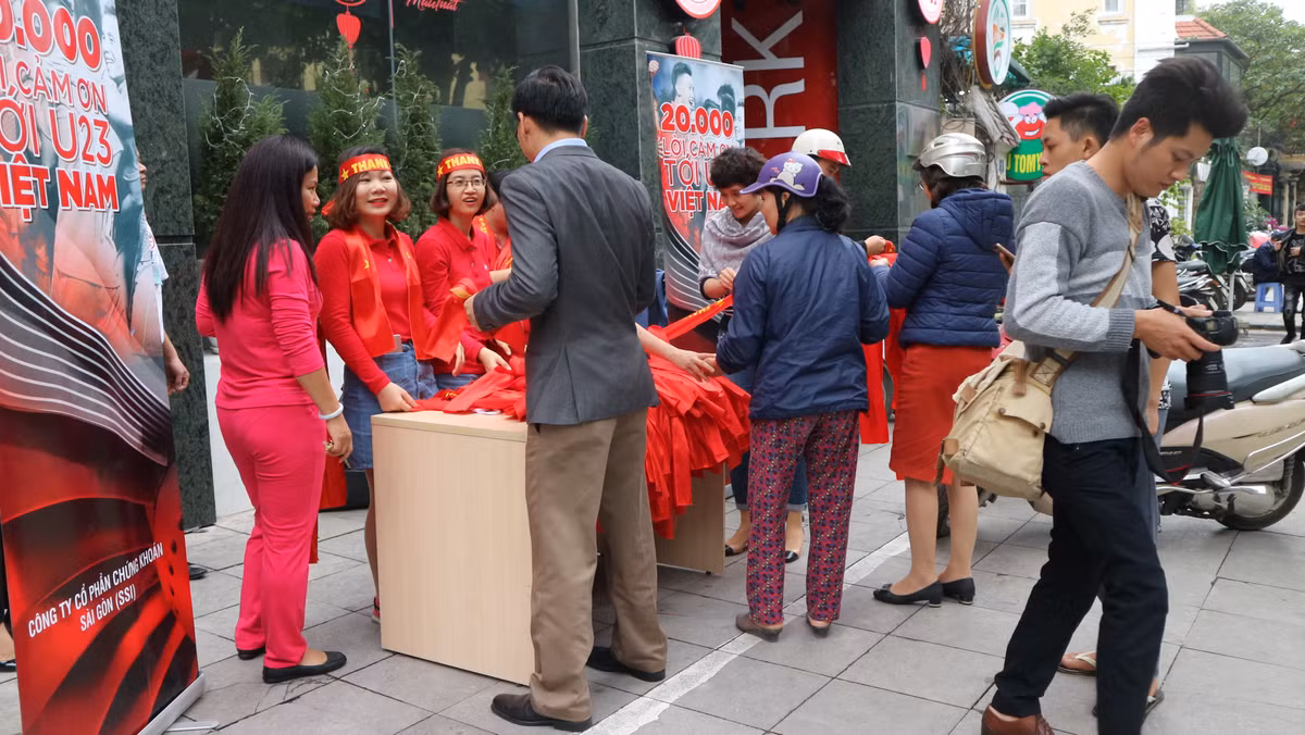 Cũng tại địa điểm trên phố Ngô Quyền đã thu hút rất nhiều người đi đường dừng lại để nhận quà. Họ hân hoan, vui mừng và gửi những lời chúng tốt đẹp nhất đến các cầu thủ U23 Việt Nam chuẩn bị bước vào trận đấu quan trọng.