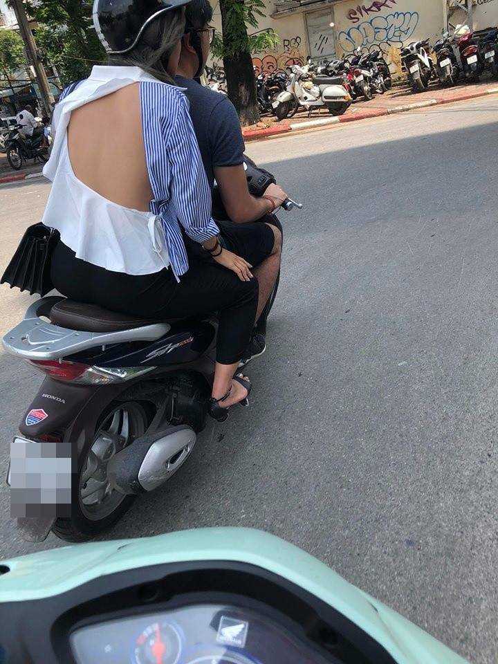 Ngay sau khi những bức ảnh trên được đăng tải, dân mạng đã đưa ra nhiều ý kiến. Đa phần, cộng đồng mạng đều lắc đầu ngao ngán bởi thời trang xuống phố của cô gái trên và cho rằng cô bạn này đang "xúc phạm" những người xung quanh.