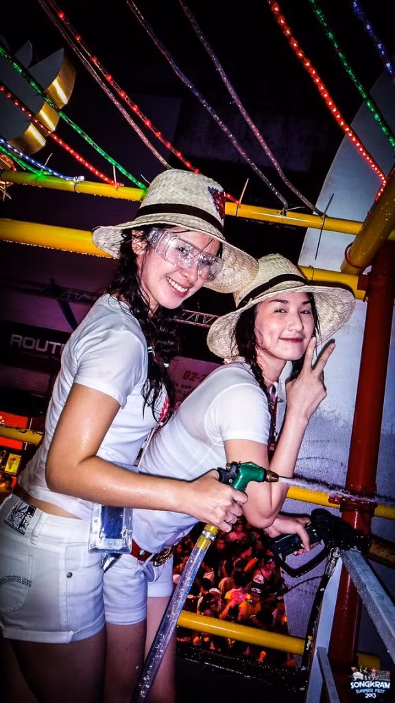 Những cô gái có thân hình gợi cảm và quần áo ướt nhẹp luôn là điểm sáng cho lễ hội té nước mỗi năm.