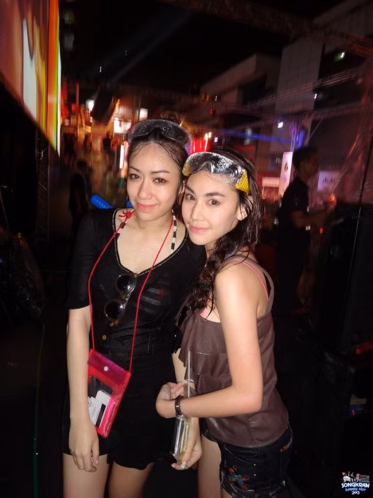 Chính bởi vậy, cứ mỗi năm lễ hội té nước tại Thái Lan diễn ra lại có hàng loạt hình ảnh của những cô nàng xinh đẹp, bốc lửa được chia sẻ công khai trên mạng xã hội.