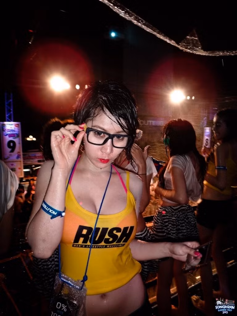 Những cô gái xinh đẹp ướt sũng từ đầu đến chân khiến không ít chàng trai mê mẩn.