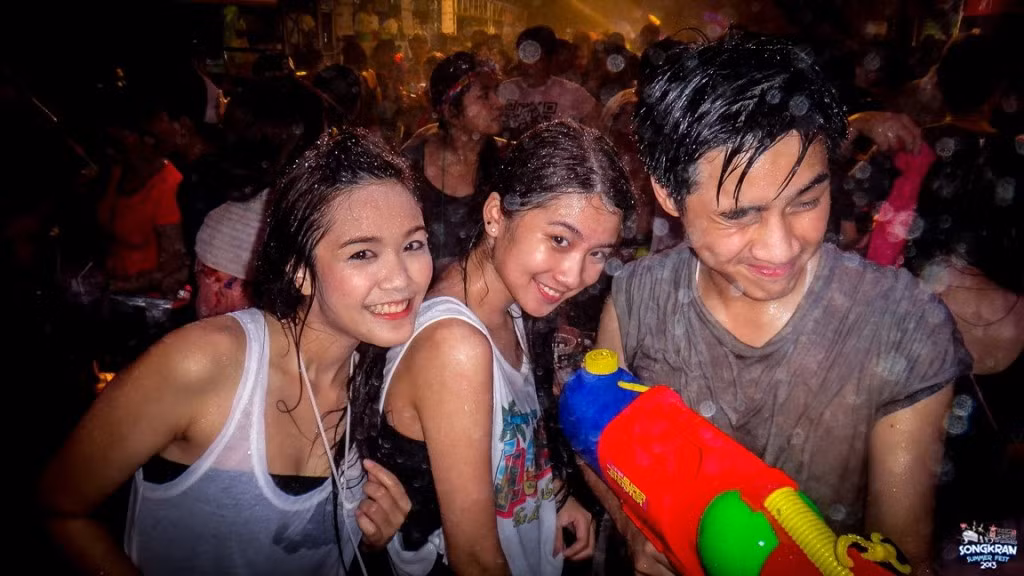 Hoạt động này mang ý nghĩa gột sạch những điềm xấu, đón chào năm mới may mắn hơn. Vì thế, ai càng bị ướt, càng được xem là sẽ gặp vận may lớn.