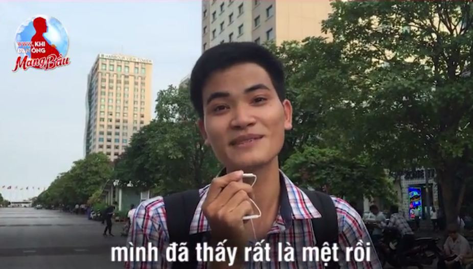 Anh chàng này thì rõ ràng hơn, có bầu như đeo balo trước ngực, đi một tý là thấy mệt rồi nên anh xin kiếu, không mang bầu hộ vợ đâu nha.