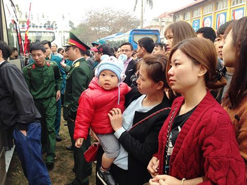 Người đi cũng không khỏi luyến nhớ, người ở nhà không khỏi khắc khoải mong ngày về. Ảnh: Sưu tầm Facebook.