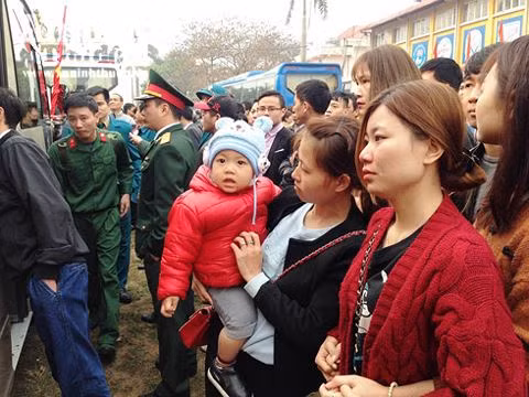 Người đi cũng không khỏi luyến nhớ, người ở nhà không khỏi khắc khoải mong ngày về. Ảnh: Sưu tầm Facebook.