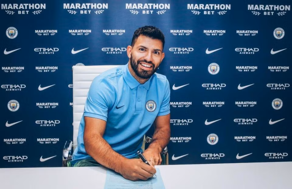 Sergio Aguero vừa đặt bút ký vào bản hợp đồng gia hạn thêm 1 năm với đội chủ sân Etihad. Điều đó đồng nghĩa, Kun Aguero sẽ khoác áo Man City đến năm 2021.