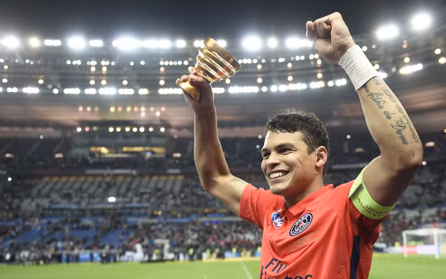 Le10Sport tiết lộ, PSG đã thất bại trong việc gia hạn hợp đồng với Thiago Silva và dự định sẽ bán trung vệ này sang Juventus, Napoli, AS Roma lẫn đội bóng cũ AC Milan.