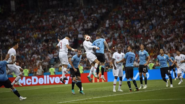 Uruguay 2 - 1 Bo Dao Nha: Cavani tien Ronaldo ve nuoc theo chan Messi-Hinh-2