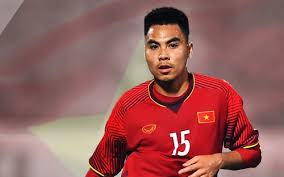 Còn Đức Huy đã tiến bộ hơn ở khâu chuyền bóng khi mùa giải vừa qua thường xuyên được xếp đá tiền vệ mỏ neo tại CLB Hà Nội. Nhưng việc đánh chặn của cầu thủ gốc Hải Dương này còn khá yếu.