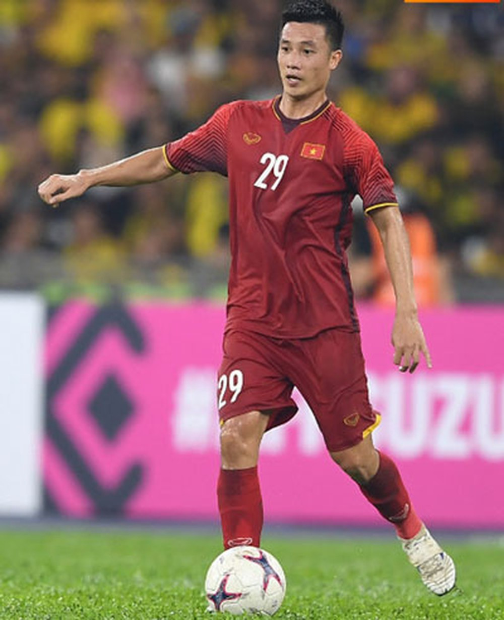 Huy Hùng thường đưa ra những quyết định tương đối mạo hiểm ở giữa sân có thể khiến đội nhà rơi vào thế bị động khi đang trong tình huống chuyển trạng thái. Điều này chính là điểm trừ của cầu thủ đang thi đấu cho QNK Quảng Nam trong mắt HLV Park Hang-seo.