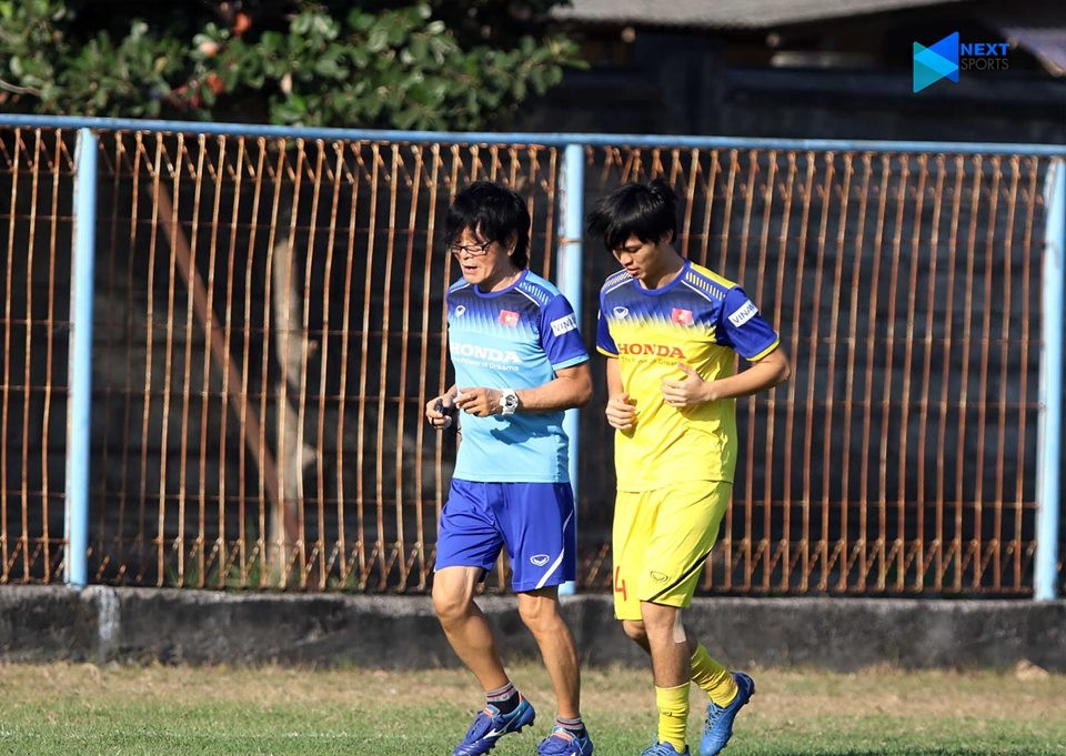 Sau khi cùng đội tuyển Việt Nam sang Indonesia, Tuấn Anh chỉ có thể tập nhẹ với bác sĩ Choi Ju Young. Điều này càng khẳng định việc tiền vệ này ra sân ở trận tới là không thể. Việc chỉ trong 10 ngày, ông Park mất một lúc 2 tiền vệ sáng tạo là Xuân Trường và Tuấn Anh sẽ là thiệt thòi vô cùng lớn. Ảnh: Next Media