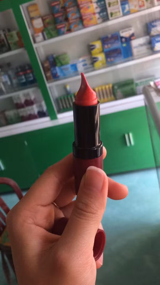 Như được gãi đúng chỗ ngứa, ngoài việc gửi tới bài viết hàng loạt lượt thích thì dưới phần bình luận chị em đua nhau gửi về hình ảnh những cây son của mình để khoe môi khéo với đủ loại kiểu dáng, hình thù khác nhau.