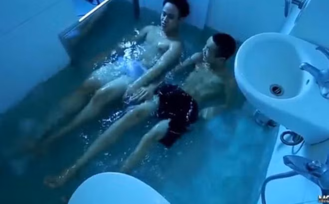 Mới đây trên mạng xã hội, bức ảnh đơn giản, chụp 2 chàng trai đang ngâm mình trong nước. Những tưởng họ đang tắm trong bồn nhưng đọc kĩ dòng chú thích mới hiểu hóa ra các chàng bịt nắp cống để tạo thành bể bơi đã được dân mạng đặc biệt chú ý.